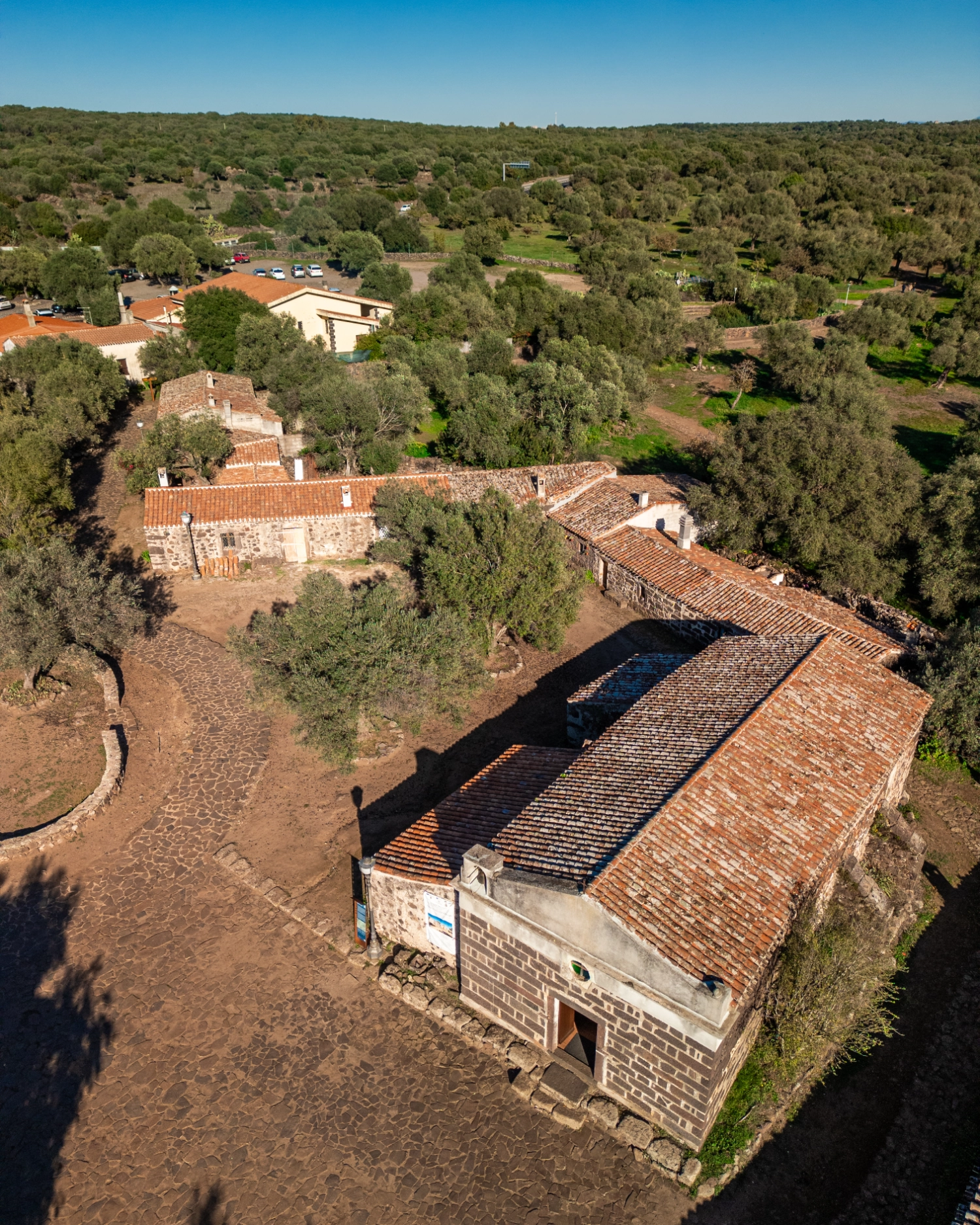 Vista della chiesa e del villaggio di Santa Cristina